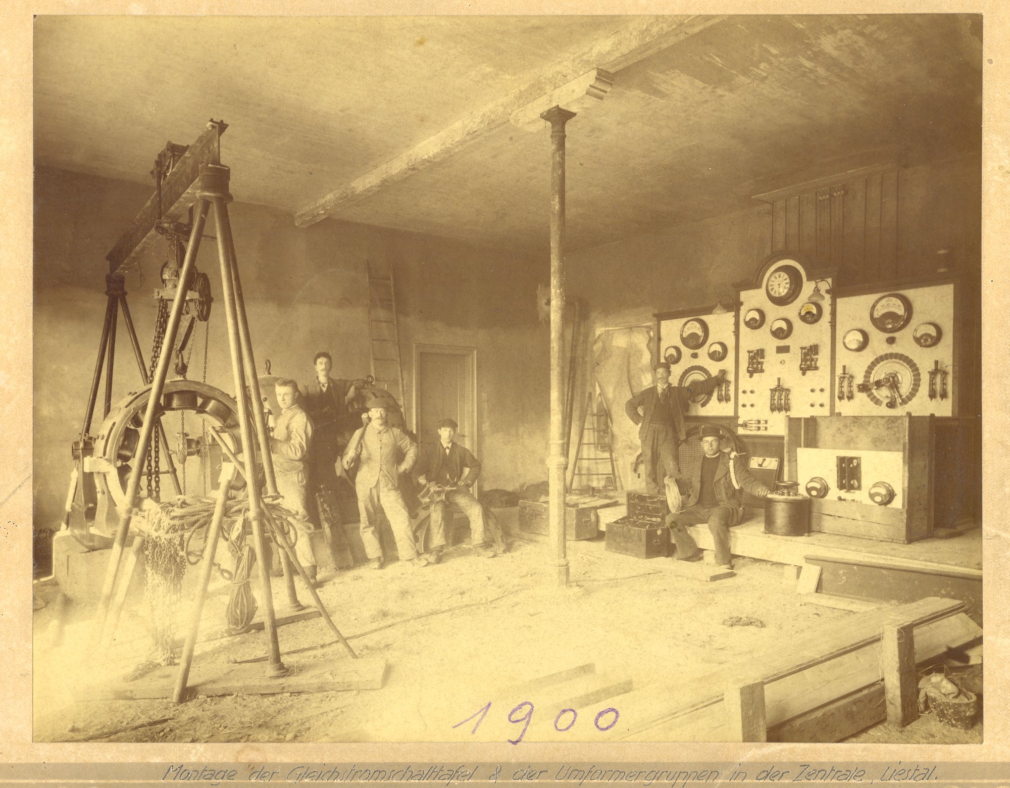 Montage der Gleichstromschalttafel im Jahr 1900